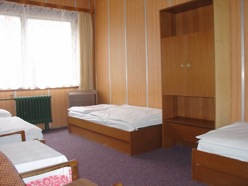 50b30996412c0509a931bd2902b_800_0_0_0__stories_ubytovna_fs_pokoj_3luzka_vchod